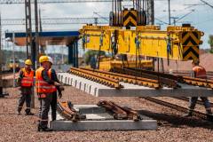 linia kolejowa, tor, maszyna, robotnik, KPO, podkład