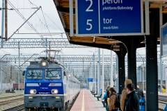 pasażer, peron, stacja, pociąg, PKP Intercity, lokomotywa, tor, Lubliniec, infrastruktura kolejowa