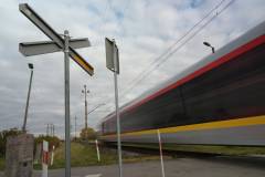 bezpieczny przejazd, przejazd kolejowo-drogowy, żółta naklejka, krzyż św. Andrzeja, znak STOP