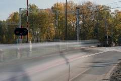 bezpieczny przejazd, przejazd kolejowo-drogowy, żółta naklejka, rogatka