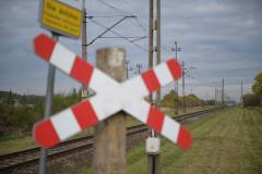 bezpieczny przejazd, przejazd kolejowo-drogowy, żółta naklejka, krzyż św. Andrzeja, znak STOP