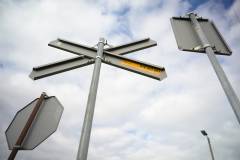 bezpieczny przejazd, przejazd kolejowo-drogowy, żółta naklejka, krzyż św. Andrzeja, znak STOP