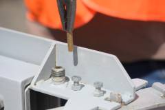 bezpieczny przejazd, kampania społeczna, przejazd kolejowo-drogowy, napęd rogatkowy, rogatka, wydarzenie plenerowe, symulacja zderzenia, wyłamanie rogatki, bezpiecznik drąga rogatkowego