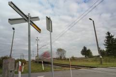 bezpieczny przejazd, przejazd kolejowo-drogowy, żółta naklejka, krzyż św. Andrzeja, znak STOP