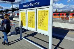 pasażer, peron, stacja, rozkład jazdy, Kraków Płaszów, gablota