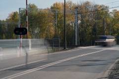 bezpieczny przejazd, przejazd kolejowo-drogowy, żółta naklejka, rogatka