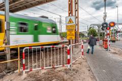 Warszawa, przejazd kolejowo-drogowy, pociąg, rogatka, pieszy, KPO, digitalizacja, człowiek, ul. Naczelnikowska