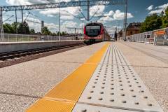 sieć trakcyjna, peron, Korsze, pociąg, nowa sieć trakcyjna, LK38, KPO, inwestycje w realizacji