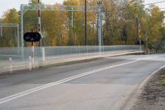 bezpieczny przejazd, przejazd kolejowo-drogowy, żółta naklejka, rogatka