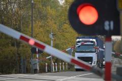 bezpieczny przejazd, przejazd kolejowo-drogowy, żółta naklejka, rogatka