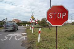 bezpieczny przejazd, przejazd kolejowo-drogowy, żółta naklejka, krzyż św. Andrzeja, znak STOP