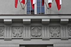 centrala, budynek, iluminacja, flaga biało-czerwona, dekoracja