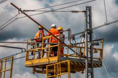 sieć trakcyjna, linia kolejowa, maszyna, robotnik, KPO, Wojnowice Wielkopolskie